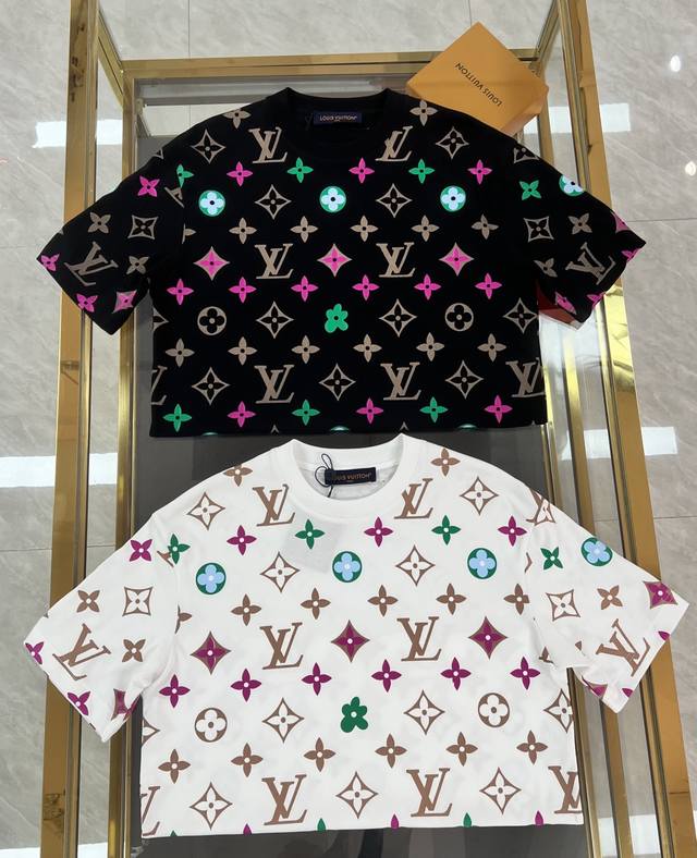 新品 Lv驴家 补单超级爆款 2580春夏新款首发专柜最新款短袖圆领T恤 高端订制 品牌最新珍珠浆立体印花工艺，高端定制进口丝光云朵棉面料.手感柔软.穿着舒适.