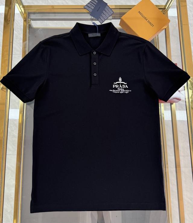 新品 普拉达 爆款Polo 2580春夏新款首发专柜最新款短袖圆领T恤 高端订制 品牌Logo最新设计工艺，大牌范儿十足，时尚洋气，高端定制100%网眼珠地棉面