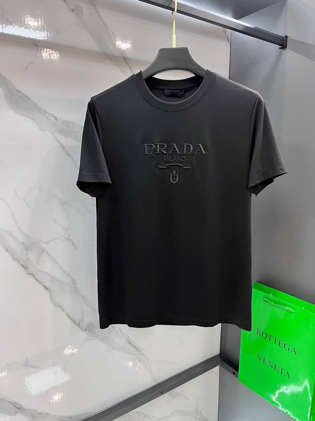 普拉达 2025Ss春夏精品短袖T恤 官网同步 高端品质 定制顶级丝光面料，顶级大厂1:1制作，时尚大牌重工艺Logo设计，手感柔软细腻 穿着亲肤舒适 百搭休闲