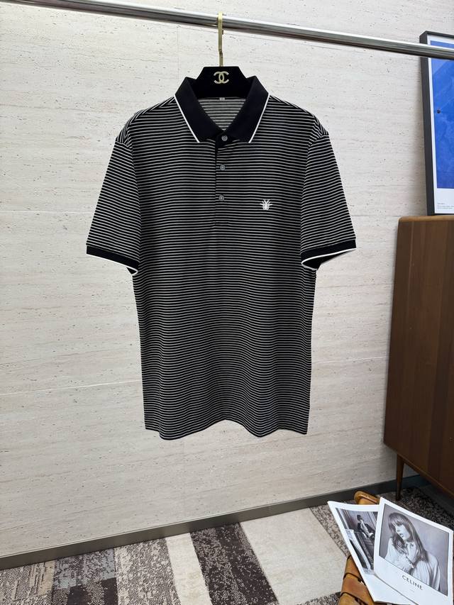 Cd25S春夏男士条纹Polo 胸前标志性Logo徽标 整体非常的轻商务休闲！！客供丝光棉，上身轻盈舒适顺滑 到手绝对让你觉得物有所值的一件单品！！！ 码数48