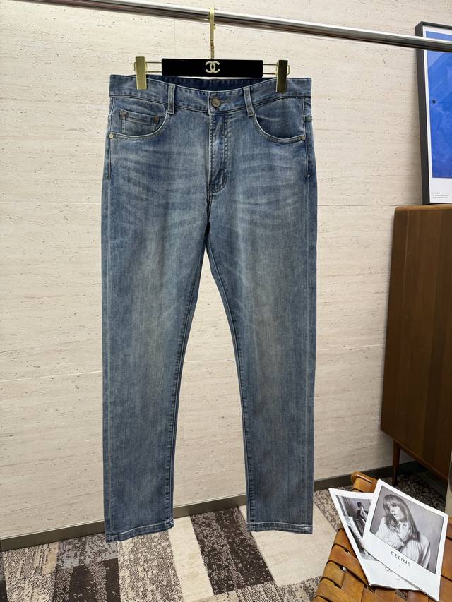 Dg25S春夏男士直筒牛仔裤 棉质牛仔面料打造 质地柔软又不失筋骨，手感干爽有韧性 经典的标志性浮雕徽标，灵魂般的点缀 各项指标皆为上品，自然带来极佳的上身体感