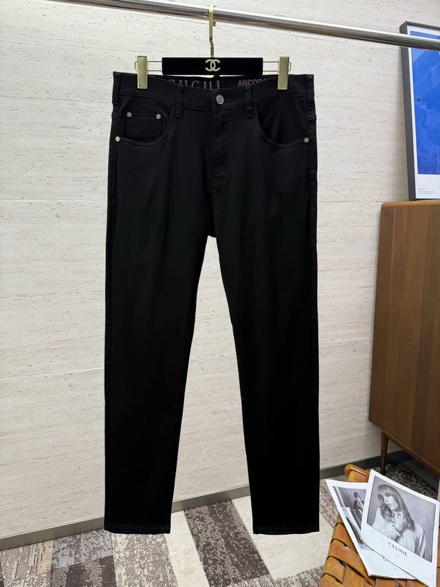 Gu25S春夏男士直筒牛仔裤 棉质牛仔面料打造 质地柔软又不失筋骨，手感干爽有韧性 经典的标志性浮雕徽标，灵魂般的点缀 各项指标皆为上品，自然带来极佳的上身体感