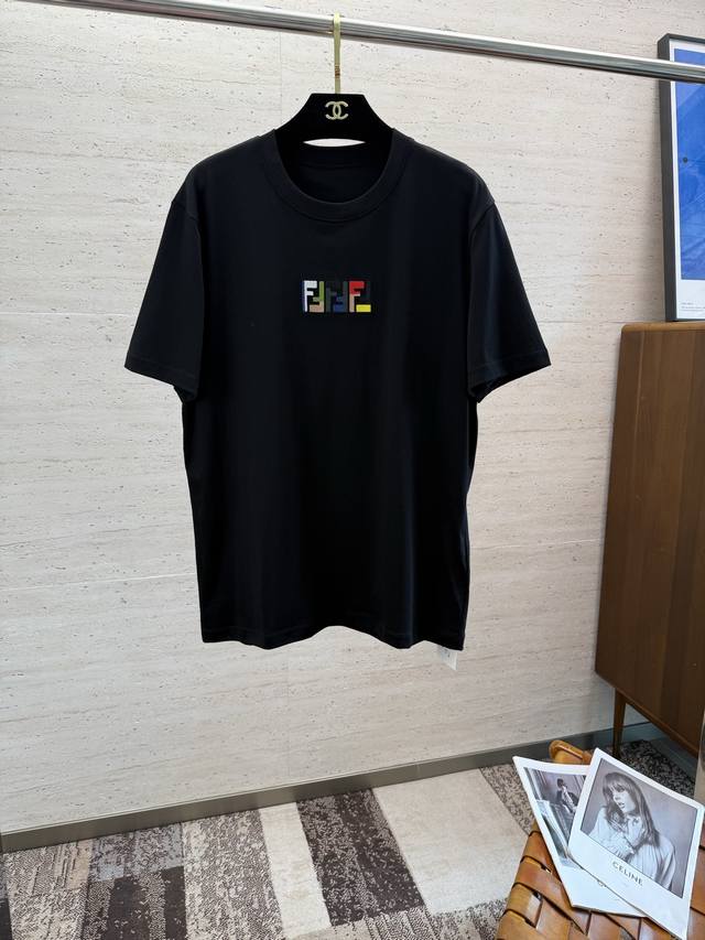 Fend2025 春夏新款短袖 整体上色泽较鲜明和光亮，手感顺滑揉软，悬垂感特强，质地自然柔软、贴身超级舒服，悬垂感特强！T恤日常穿搭很自在很实用，超级的有韧性