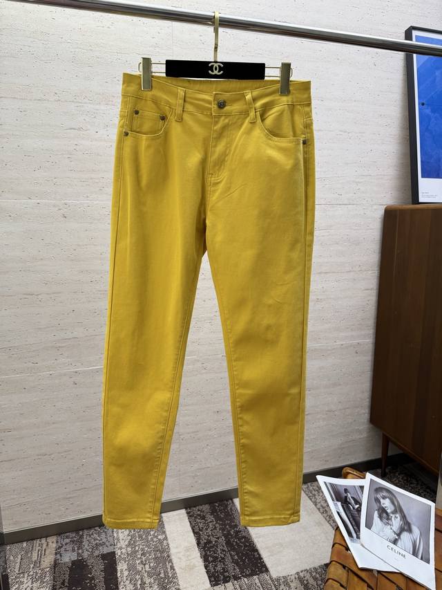 Her25S春夏男士直筒牛仔裤棉质牛仔面料打造 质地柔软又不失筋骨，手感干爽有韧性 经典的标志性浮雕徽标，灵魂般的点缀 各项指标皆为上品，自然带来极佳的上身体感