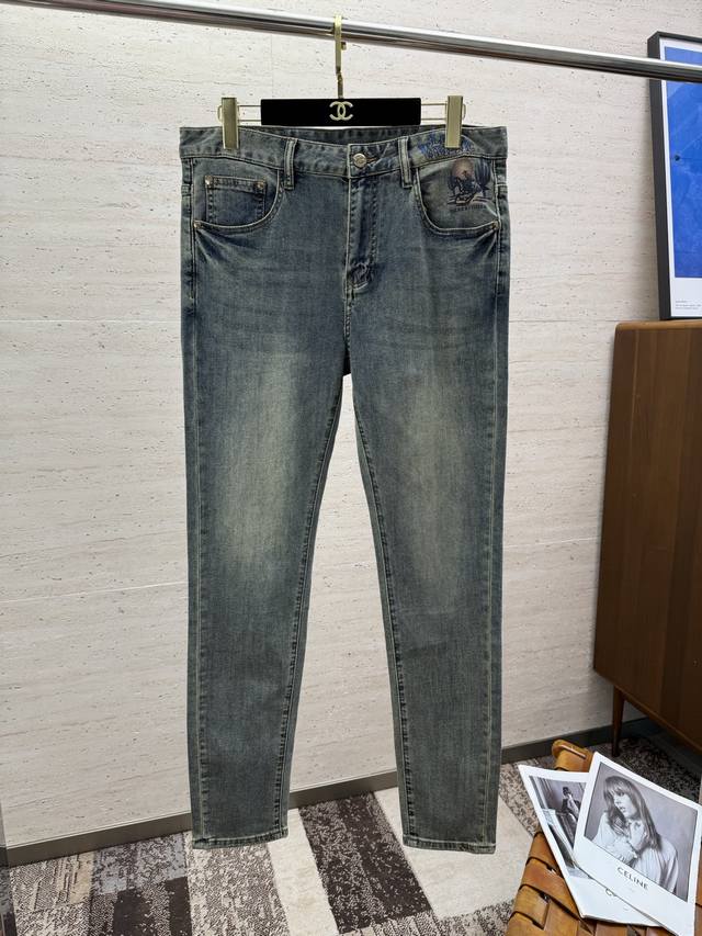 Lv25S春夏男士直筒牛仔裤 棉质牛仔面料打造 质地柔软又不失筋骨，手感干爽有韧性 经典的标志性浮雕徽标，灵魂般的点缀 各项指标皆为上品，自然带来极佳的上身体感
