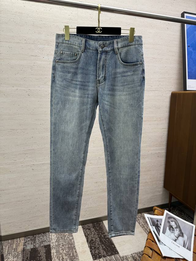 Chr25S春夏男士直筒牛仔裤 棉质牛仔面料打造 质地柔软又不失筋骨，手感干爽有韧性 经典的标志性浮雕徽标，灵魂般的点缀 各项指标皆为上品，自然带来极佳的上身体