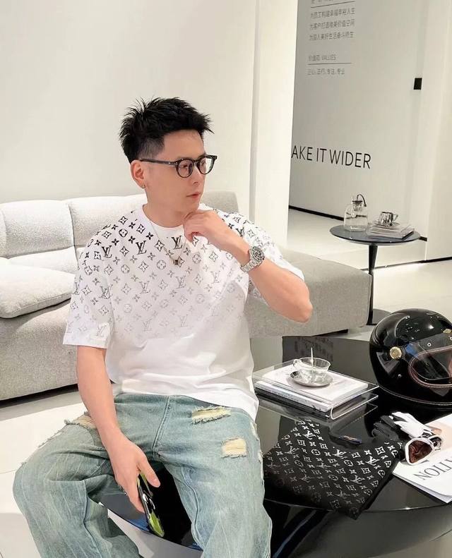 市场版本众多，认准细节， Louisvuitton 路易威登，2025夏 1V25夏季新款~情侣款杏色渐变短袖 经典与时尚的完美融合。柔和杏色基调，搭配标志性L