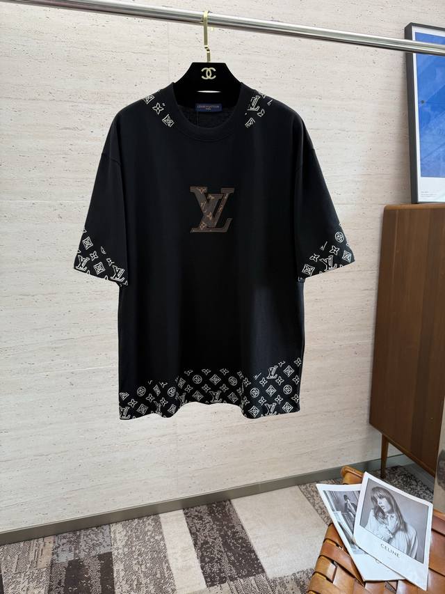 宽松版本 Lv2025 春夏新款短袖 整体上色泽较鲜明和光亮，手感顺滑揉软，悬垂感特强，质地自然柔软、贴身超级舒服，悬垂感特强！T恤日常穿搭很自在很实用，超级的