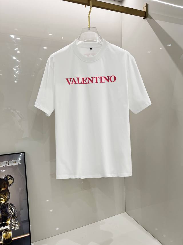 Val华伦天奴高定面料 2025春夏新品上市时尚经典圆领短袖时尚单品设计，更加时尚舒适，高标准定制，上身非常有型，采用重磅280G双纱精梳棉材质 面料质感非常细
