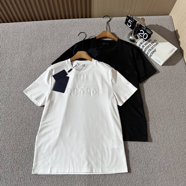 Prada 普拉达 春夏新品圆领短袖，一直不仅注重外表还着重打造内涵，固守本质，普拉达凭借创意创新的产品让品牌自身屹立不倒、这款基础款T恤秉承品牌简约而华美的理