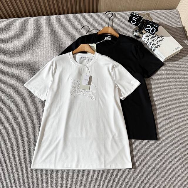 Burberry 巴宝莉 春夏新品圆领，简单大方 干净利落剪裁 高端休闲战马短袖，选用80支双股丝光棉面料，柔软细腻，点缀凹凸压胶马术骑士徽标， 融入丝网印花工