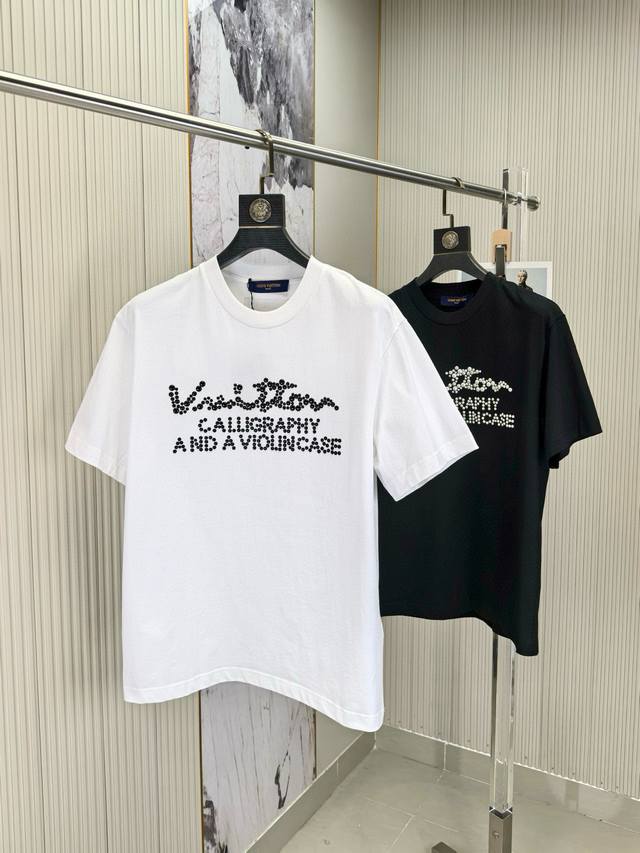 Lv，25春夏新款原单男士圆领短袖T恤 柜台同步发售 爆款 简洁时尚百搭 高端品质 经典设计 纯棉面料 穿着舒适 透气 档次高很有质感 简单大方得体 时尚不失个