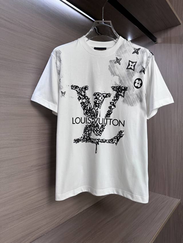 Lv驴家25Ss夏季最新款短袖圆领T恤 高端订制 设计前卫时尚！品牌字母Logo重工艺设计 高端定制240克面料.手感柔软.穿着舒适.专柜级别精致车线.颜色：黑