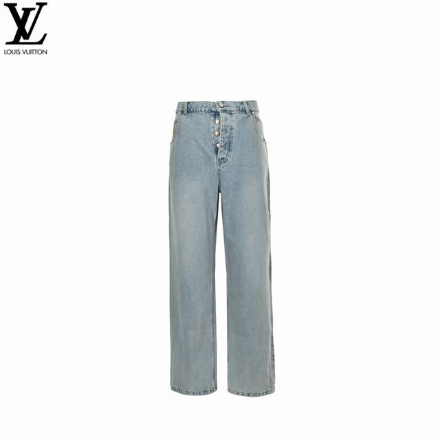 Louis Vuitton 路易威登 24Fw 刺绣Logo牛仔裤 本款牛仔裤取材日本水洗丹宁布，以别致阔腿廓形轻松点亮各式造型。醒目明线、后袋 Lv 标识刺绣