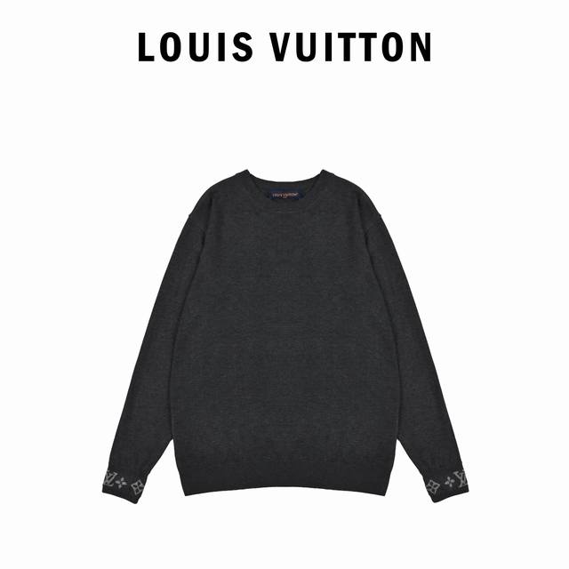 Louis Vuitton路易威登25Ss 提花螺纹袖羊绒毛衣 原14,800购入，以针织塑造简约廓形，袖口点缀Monogram提花，此款打底衫毛纱采用48支超