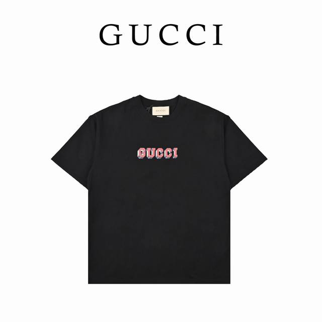 Gucci古驰 春夏新品发售新品短袖T恤 采用进口丝光欧棉面料，温儒柔软细腻柔软上身自然是舒适凉爽，胸前Logo图案撞色时尚立体。颜色十分清晰，非常的凸显整体的