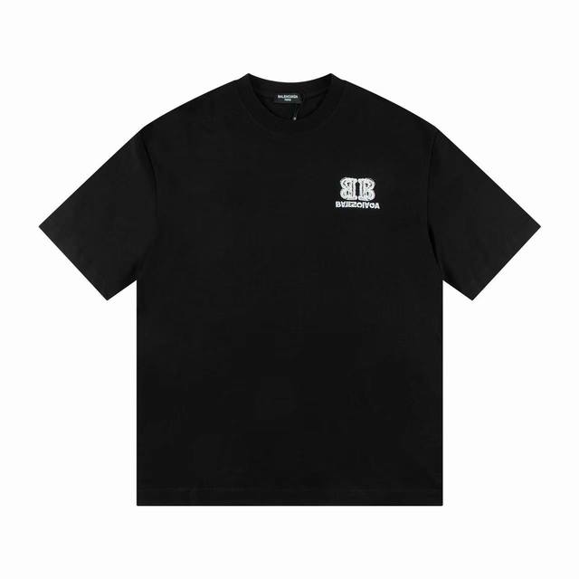 高版本Balenciaga 巴黎世家 反字母刺绣短袖T恤，前后均刺绣，采用田岛机重工刺绣10W+针 精细绣花无毛边杂线 非常紧密 凹凸质感明显 定织定染 G精梳