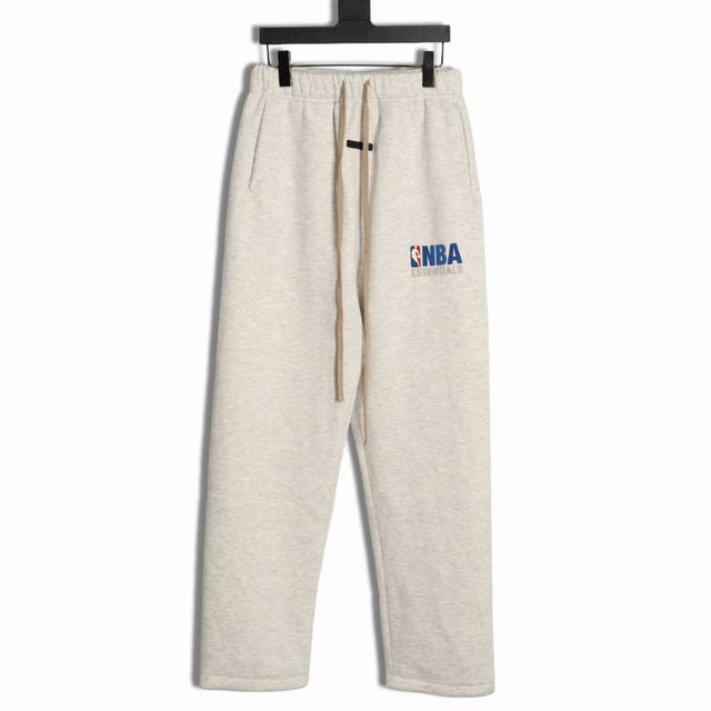 Fear Of God X Nba Fog联名系列长裤 与 Essentials 简洁的品牌字体相互映衬，袖口、下摆全部包边处理、400克水洗加绒面料不缩水、不
