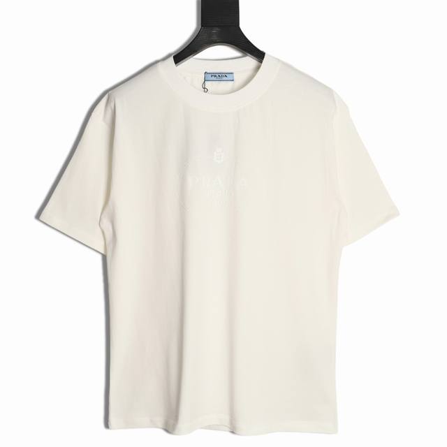 Prada 普拉达 25Ss 硅胶字母短袖T恤 面料采用定制240G 26支特滑双股精棉平纹高密无尘全棉布料。前幅高密度加厚，走线平整，代工品质，全套定制辅料。