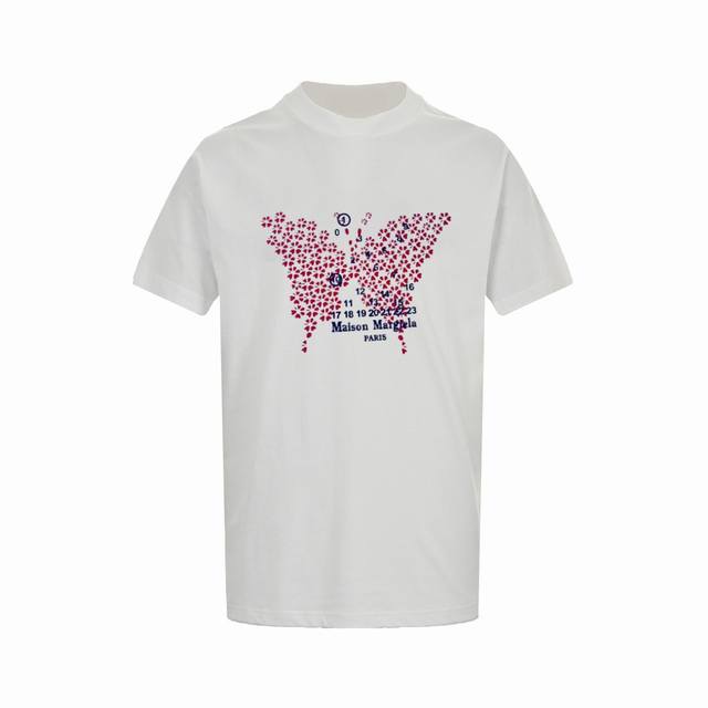Maison Margiela Mm6马吉拉 蝴蝶数字Logo硅胶短袖T恤 面料采用280G双纱精梳棉， 轻薄透气且触感柔软，胸口Logo是今年的亮点， 采用硅