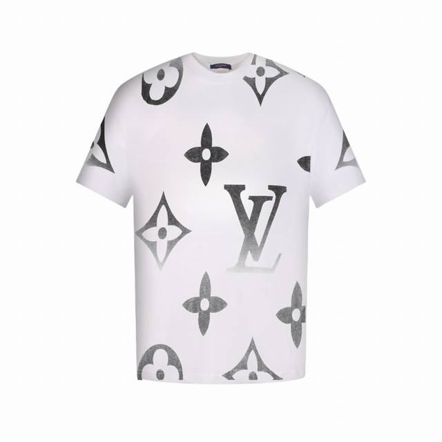 Louis Vuitton 路易威登 满印大Logo短袖T恤 此款以其精选的 260 克重 % 双纱棉面料，打造出非凡的质感与耐穿性。这种面料不仅确保了穿着时的