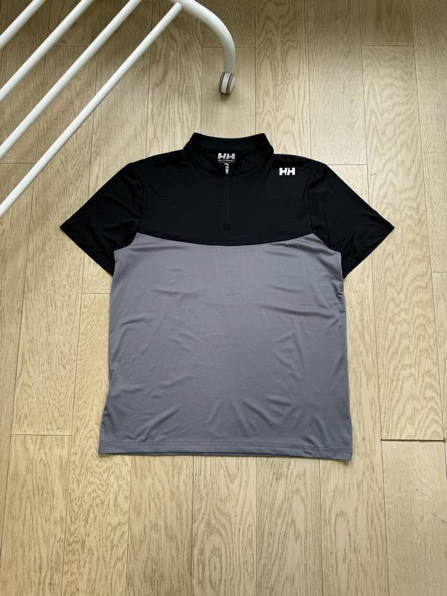 Helly Hansen 海丽汉森 男士速干冰丝高弹拼色透气户外休闲运动跑步半拉链短袖T恤 全身重工四针六线工艺+3D裁剪拼接工艺，肩膀非常简约精致的硅胶Log