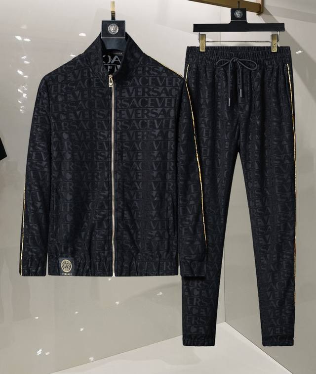 范思哲Versace 2025秋冬新款套装 高品质，顶级版本贸易公司渠道订单，海外精品独家限定发售，经典即永恒，入手绝对值的！这种类型的套装也是必备的一套，不用