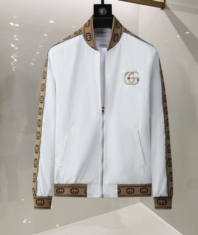 古驰Gucci 25年最新男士夹克外套，颜色的搭配经典韵味，又不失青春活力，重塑全新的设计画风，展现出大胆而自信的品牌设计理念。 进口面料，袖子和口袋搭配专属品