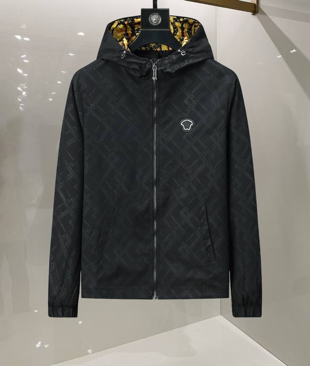 范思哲Versace 25年最新男士夹克外套，颜色的搭配经典韵味，又不失青春活力，重塑全新的设计画风，展现出大胆而自信的品牌设计理念。 进口面料，袖子和口袋搭配