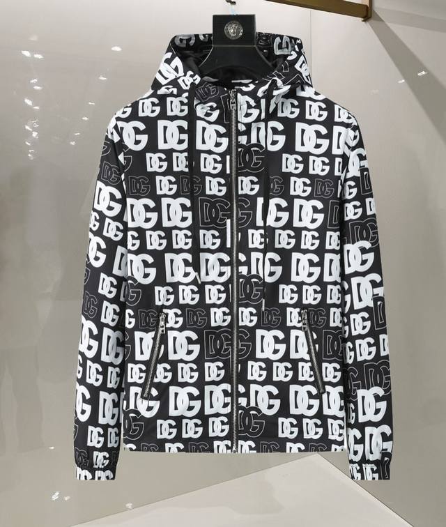 杜嘉班纳D&G 25年最新男士夹克外套，颜色的搭配经典韵味，又不失青春活力，重塑全新的设计画风，展现出大胆而自信的品牌设计理念。 进口面料，袖子和口袋搭配专属品