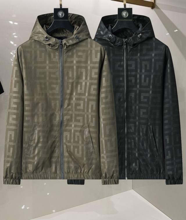 纪梵希Givenchy 25年最新男士夹克外套，颜色的搭配经典韵味，又不失青春活力，重塑全新的设计画风，展现出大胆而自信的品牌设计理念。 进口面料，袖子和口袋搭