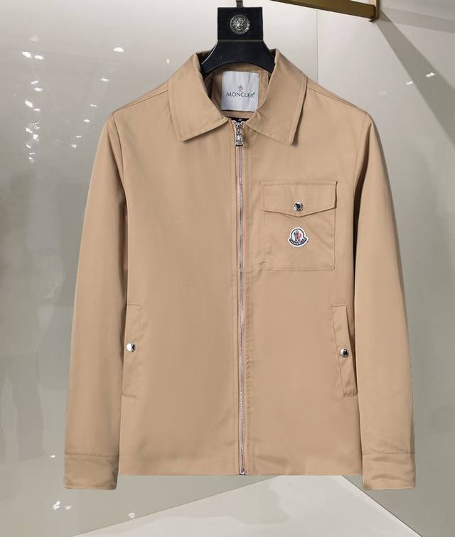 蒙口Moncler 25年最新男士夹克外套，颜色的搭配经典韵味，又不失青春活力，重塑全新的设计画风，展现出大胆而自信的品牌设计理念。 进口面料，袖子和口袋搭配专