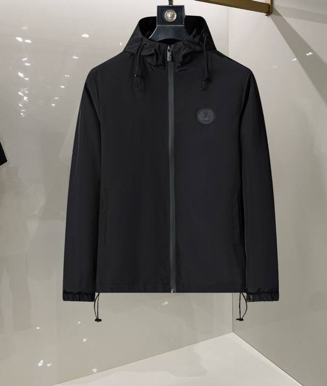 巴宝莉Burberry 25年最新男士夹克外套，颜色的搭配经典韵味，又不失青春活力，重塑全新的设计画风，展现出大胆而自信的品牌设计理念。 进口面料，袖子和口袋搭