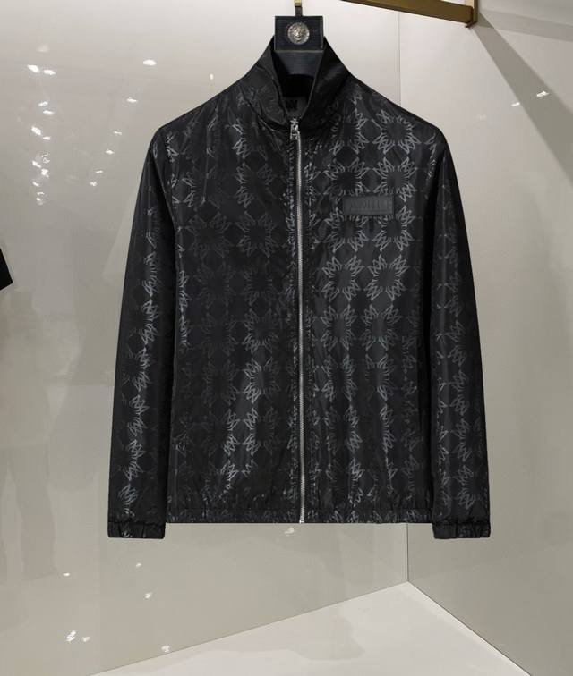 Amiri 25年最新男士夹克外套，颜色的搭配经典韵味，又不失青春活力，重塑全新的设计画风，展现出大胆而自信的品牌设计理念。 进口面料，袖子和口袋搭配专属品牌设