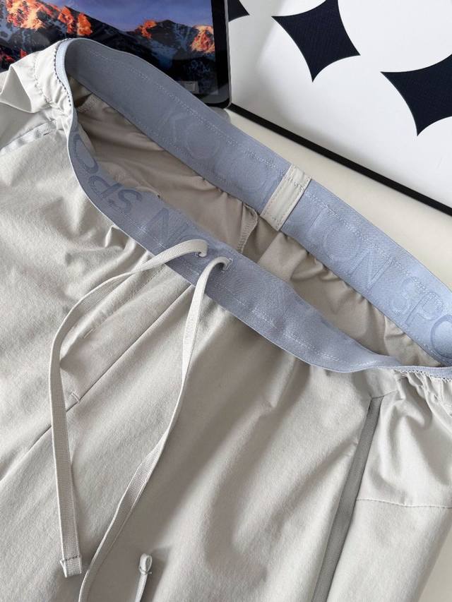 2025 Kolon Sport 可隆裤子男款夏接触凉感耐磨男士轻量弹力防晒长裤 大身采用锦纶和氨纶混纺面料，具有接触凉感、Upf70+防晒、防风及耐磨功能自带
