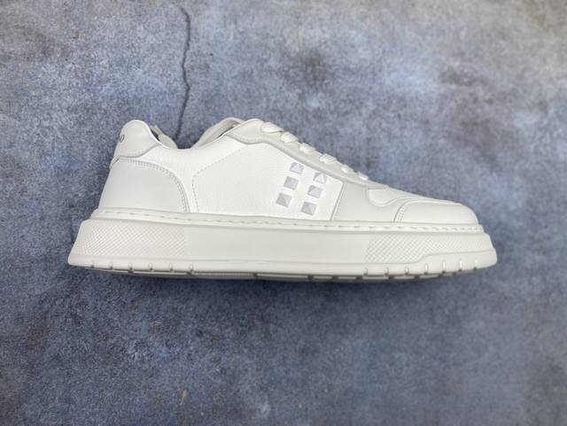 Valentino 华伦天奴 Rockstud Untitled 厚底休闲铆钉小白鞋 明星同款 软羊皮低帮运动板鞋 经典百搭款绗缝格纹打造瞩目朋克风格 考究皮质