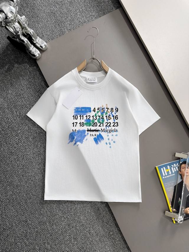 Maison Margiela Mm6 马吉拉 2025春夏款上新 原高版本 巴宝莉 面料采用300克高密度纯棉 不变形 不缩水 工艺介绍：双线走位 胸前字母数