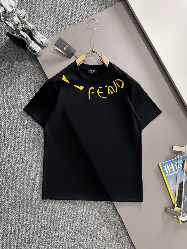 Fendi 芬迪 双Ff 2025春夏款上新 原高版本 Fendi 面料采用300克高密度纯棉 不变形 不缩水 工艺介绍：双线走位 领口老佛爷字母黄眼睛印花Lo