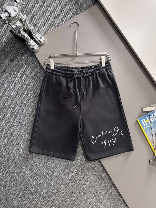 Dior 迪奥 C D2025春夏款上新 原高版本 迪奥 面料采用300克高密度纯棉 不变形 不缩水 工艺介绍：双线走位 前幅简约字母1947印花Logo+后开