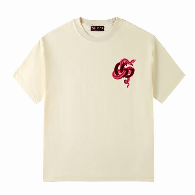 G家25夏日系列 Guccinew简约胸前T恤 -采用双纱纯棉250G，短T，三标齐全，面料颜色定制定染，不缩水不退色。手感舒服，质感超强潮男潮女必备经典落肩微