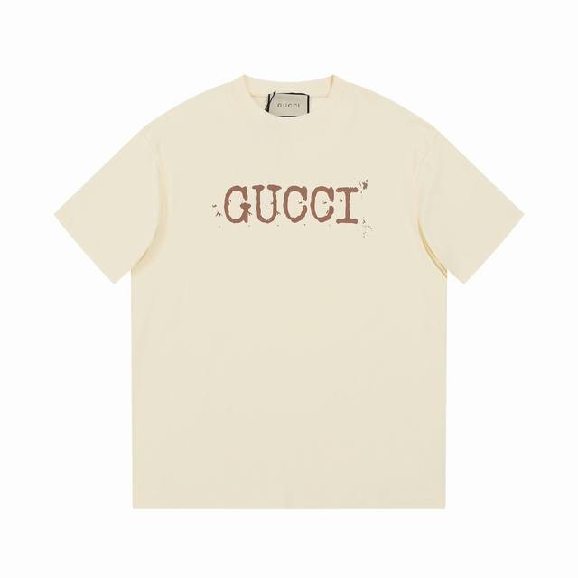 Gucci 古驰 Gg标语字母极简油漆喷点印花短袖。胸前油漆喷点印花字母+ 高端精梳棉洗水处理 1:1高品质 是一款高工艺T恤单品 颜色：杏色 黑色 尺寸：Xs