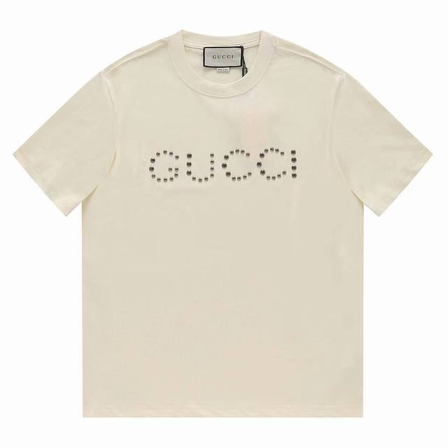 Gucci 古驰铆钉Logo圆领短袖T恤 一系列单品从摇滚明星不羁的态度中汲取灵感，这种态度象征着渴望赋权和革新的叛逆灵魂 铆钉贴饰Logo，经由数码分割工序一