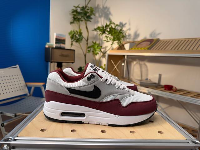 高品质特价 Nike Air Max 1 耐克半掌气垫复古跑步鞋 尺码：36 36.5 37.5 38 38.5 39 40 40.5 41 42 42.5 4