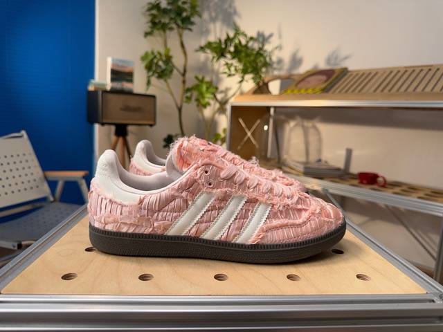 Caroline X Adidas Originals Samba Og Satin 舒适时尚 低帮 板鞋 男女同款 尺码：36 36.5 37 38 38.5