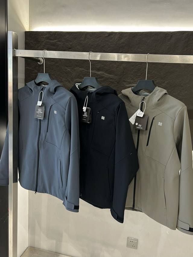 供 Kolonsport 可隆户外机能限定款～ 秋冬情侣防风防水软壳登山夹克冲锋衣外套 出自Lianchan公司订单，市面最高品质 此款设计采用Active F