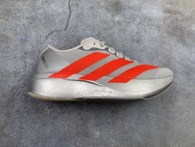 Adidas Adizero Evo Sl 阿迪超轻透气缓震跑鞋 整体外观造型与Adizero Adios Pro Evo 1非常相似 中底配置方面搭载全掌Li