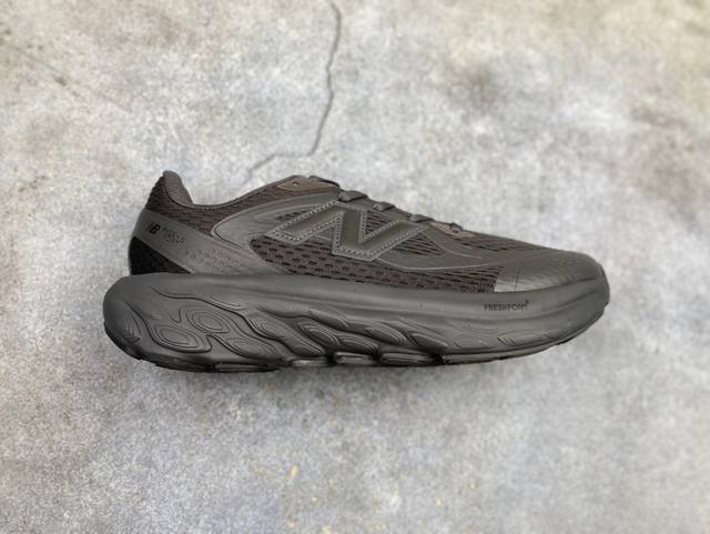 New Balance Nb Fresh Foam Evoz舒适耐磨低帮跑步鞋 受到Fresh Foam舒适骑行的启发跑鞋将毛绒舒适感提升到一个新的水平这款鞋旨