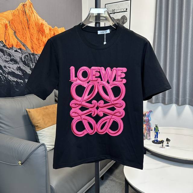 特价 2025春夏新款Loewe罗意威粉红刺绣大Logo图案绣花休闲情侣宽松短袖T恤，独一无二的活性环保面料染色，32支双纱精梳纯棉爽滑手感，纯棉不起球不起毛，