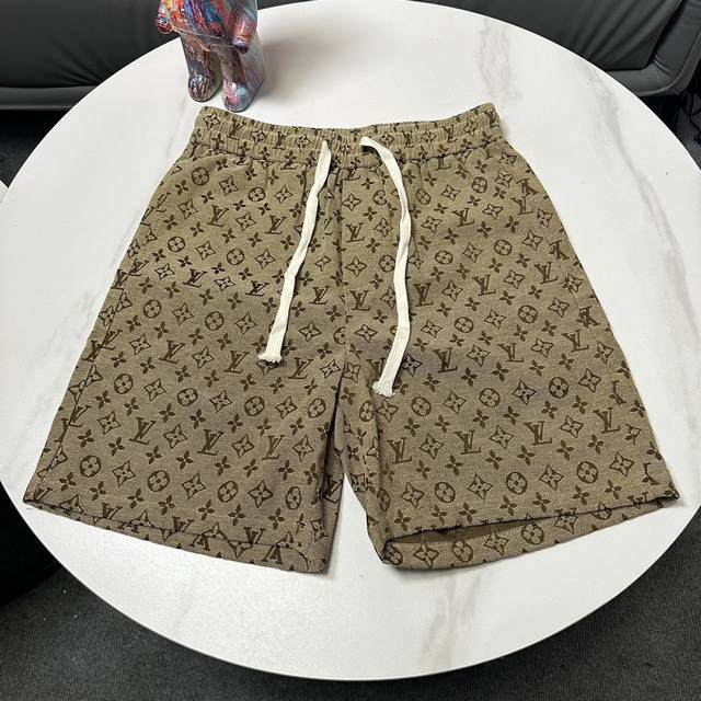 Louis Vuitton-Lv满印提花抽绳牛仔短裤 面料采用原版定制提花竹节棉牛仔面料，手感舒适柔软，上身舒适透气，腰上松紧绷带搭配束腰绳，做工复杂，耗时耗力