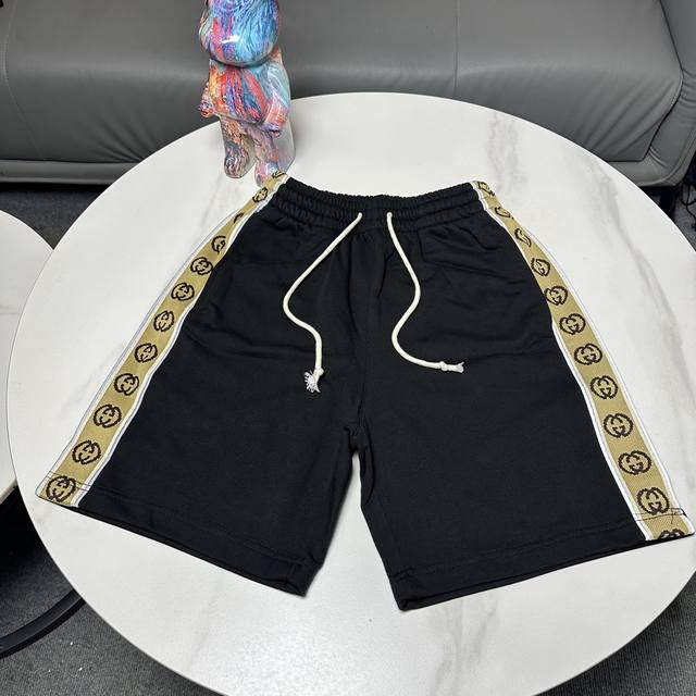 Gucc反光条短裤，面料定染450G全棉鱼鳞大毛圈，领标带芯片，吊牌六张完全原版一致，洗标特定成分与市面通版辅料不同，反光条高密度弹力可拉伸，区别垃圾无弹劣质，